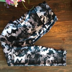 🍭Playground leggings camo NWOT